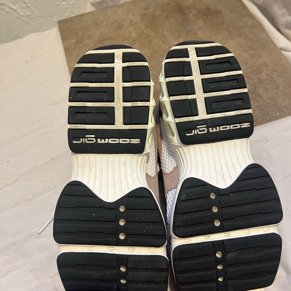 Nike Zoom Air Fire Size Women’s 7.5 in Dust, Black, and White - Picture 7 of 7